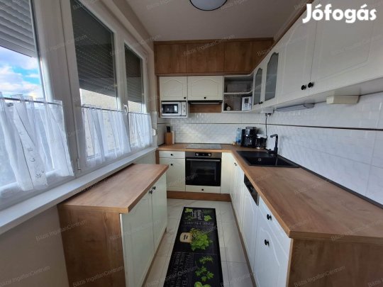 Baja újvárosi részén felújított lakás eladó