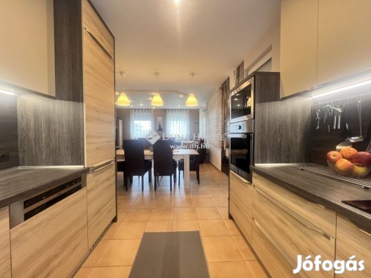 Bajai 134 nm-es ház eladó