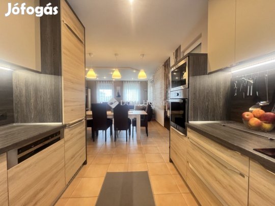 Bajai 134 nm-es ház eladó