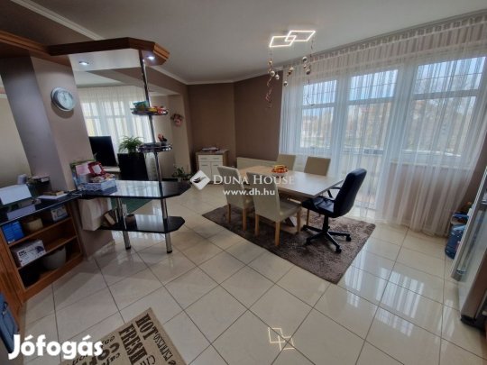 Bajai 138 nm-es lakás eladó