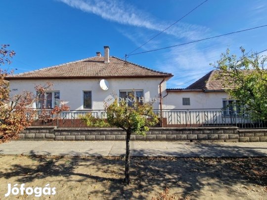 Bajai 140 nm-es ház eladó