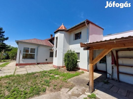 Bajai 166 nm-es ház eladó