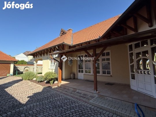 Bajai 188 nm-es ház eladó