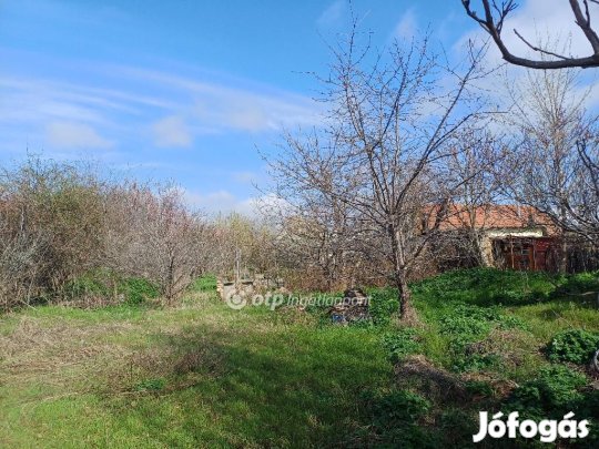 Bajai 2104 nm-es telek eladó