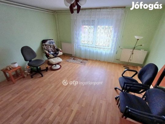 Bajai 84 nm-es ház eladó