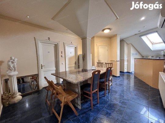 Baján, a belváros közelében eladó egy 122 nm-es téglaépítésű lakás