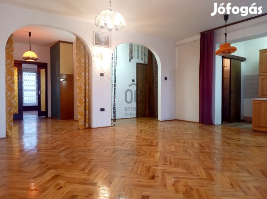 Baján belvárosi tégla lakás garázzsal eladó ritka lehetőség!