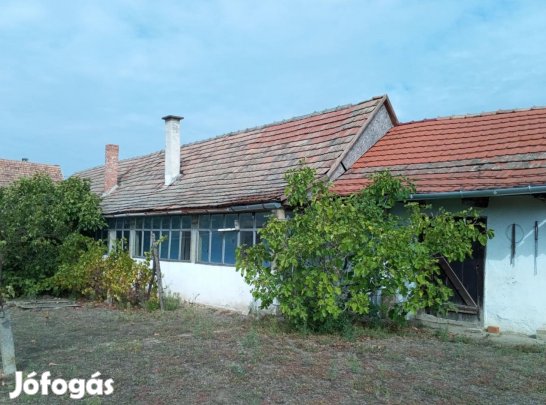 Bajaszentistvánon 982 négyzetméter területű telken felújítandó