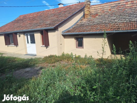 Bajaszentistvánon eladó egy felújított, 62 m-es családi ház