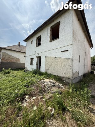 Bajóton, a Fő úton felújítandó, 2 szintes családi ház eladó!