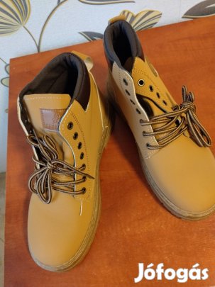 Bakancs eladó, teljesen új állapotban.