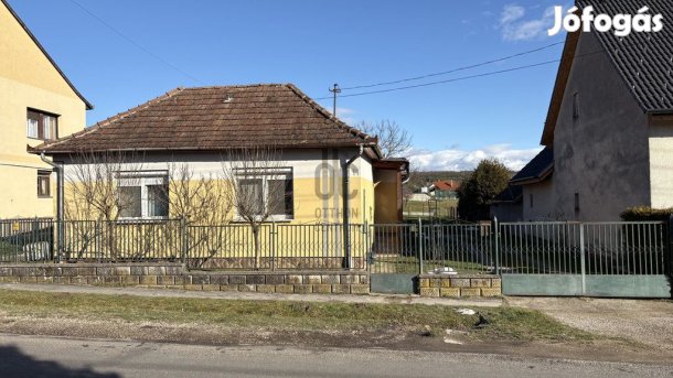 Baki 104 nm-es ház eladó