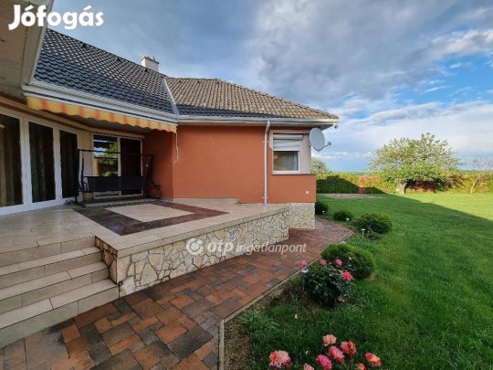 Bakonyszentlászlói 258 nm-es ház eladó