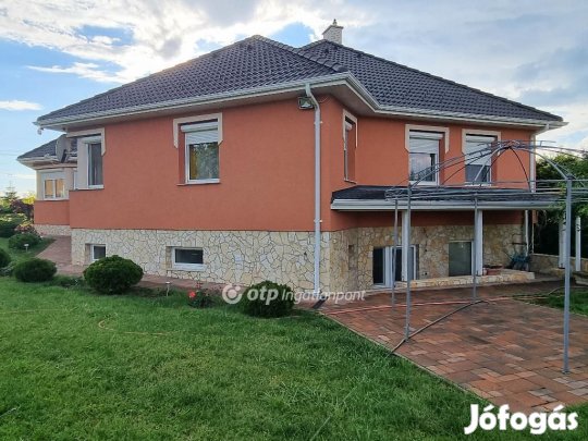 Bakonyszentlászlói 258 nm-es ház eladó