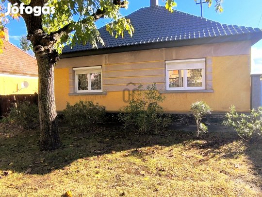 Bakonyszentlászlói eladó tégla családi ház