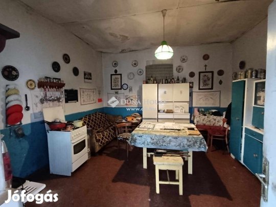 Bakonyszombathelyi 200 nm-es ház eladó