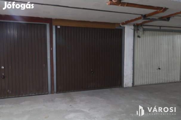 Bal fasor elején, garázs kaidó.