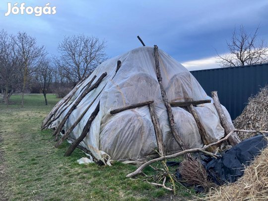Bálás széna, széna bála, széna guriga eladó takart kazalból