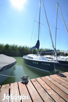 Balaton 18 elektromos hajtású vitorlás, kikötőhellyel