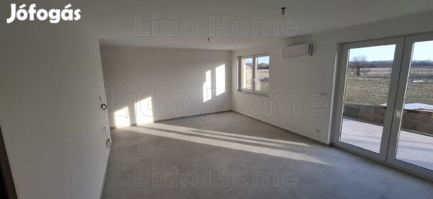 Balaton közeli modern nyaraló eladó Szántódon!