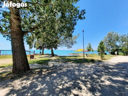 Balatonakarattyai 76 nm-es lakás eladó