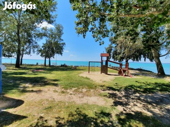 Balatonakarattyai eladó 64 nm-es lakás