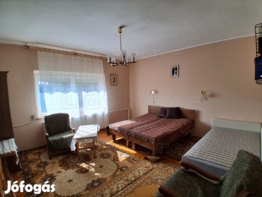 Balatonalmádi szívében, 400 méterre a strandtól egy kétszintes