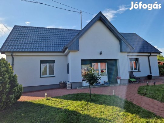 Balatonalmádiban eladó egy felújított családi ház