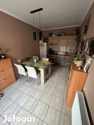 Balatonboglár, igényesen felújított kertkapcsolatos lakás!