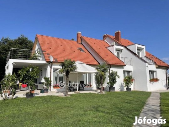 Balatonboglári eladó 400 nm-es ház