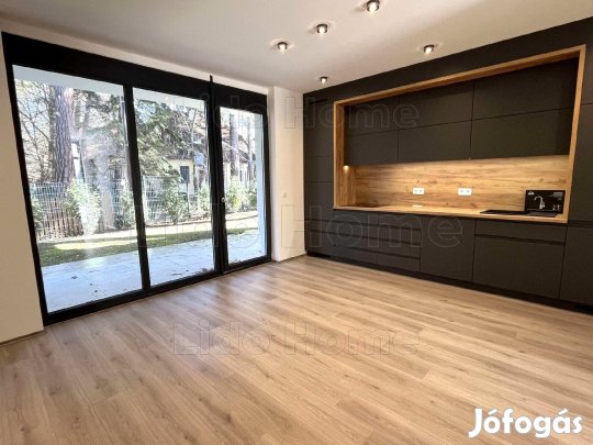 Balatonfenyves idilli, ősfás részén vízközeli új építésű fszt-i