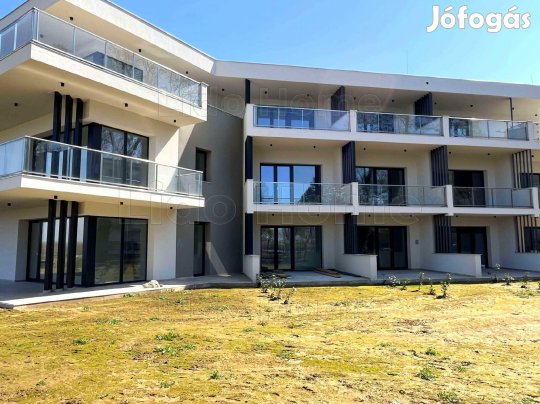 Balatonfenyvesen minőségi ÚJ építésű vízparti Társasházban földszinti