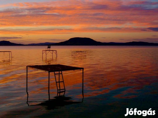 Balatonfenyvesen vízparti Badacsonyra örökpanorámás üdülő!