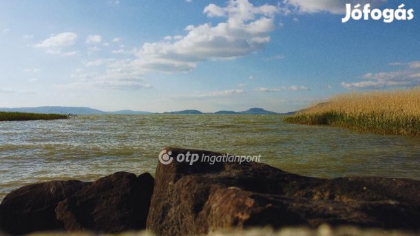 Balatonfenyvesi 1515 nm-es telek eladó