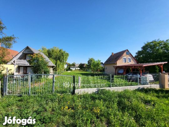 Balatonfenyvesi 515 nm-es telek eladó