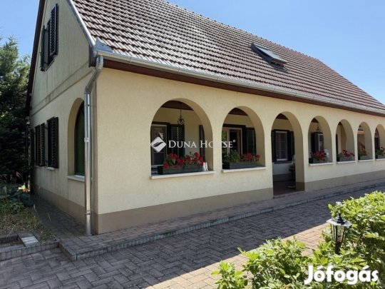 Balatonfenyvesi eladó 210 nm-es ház