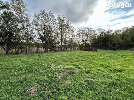 Balatonfőkajári 958 nm-es telek eladó