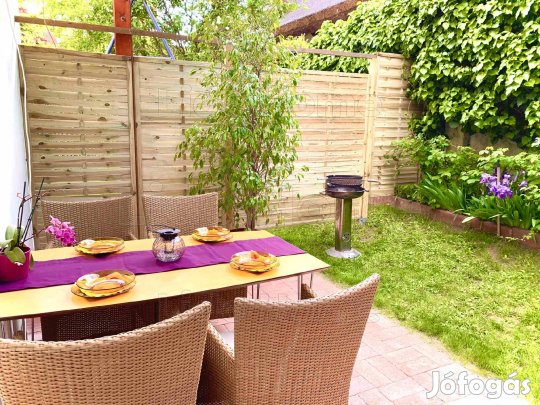 Balatonföldváron kertes sorház 3 lakrésszel eladó