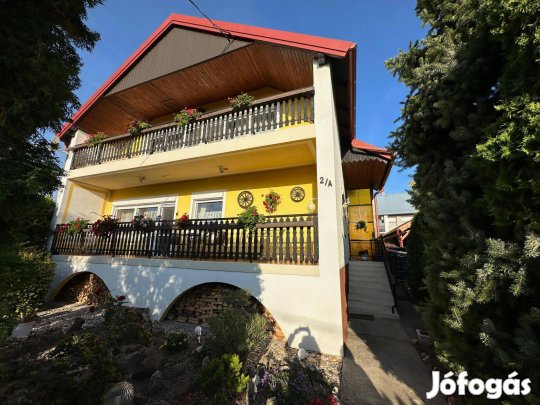 Balatonfüred, Felsöváros résszén, kertes családi ház