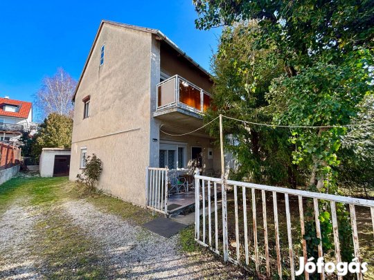 Balatonfüreden a parthoz közel szélső Sorház jellegű lakás eladó!