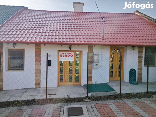 Balatonfüreden teljeskörűen felújított 2 lakásos ház kertkapcsolattal