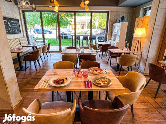 Balatonfüreden üzlethelyiség a parti sétányon eladó!