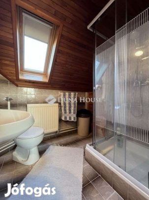 Balatonfűzfő, 3 szintes családiház eladó