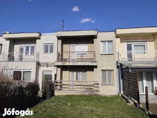 Balatonfűzfő  Fűzfőfürdő városrészében kertkapcsolatos sorház eladó!