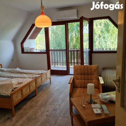 Balatongyörökön partközeli Balatonra panorámás családi ház eladó