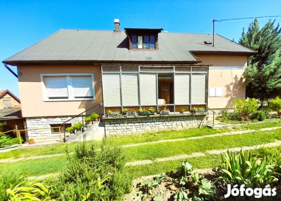 Balatonhoz közel Nagyberényben jó állagú lakóház eladó!