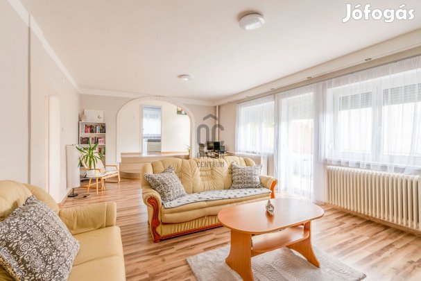 Balatonhoz közel nyugodt környéken családi ház eladó!