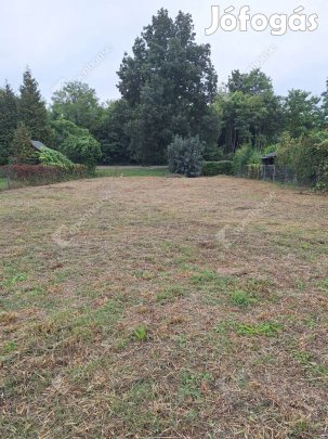 Balatoni építési telek, vízparti utcában