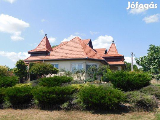 Balatoni panorámás, nívós, családi ház eladó Cserszegtomajon