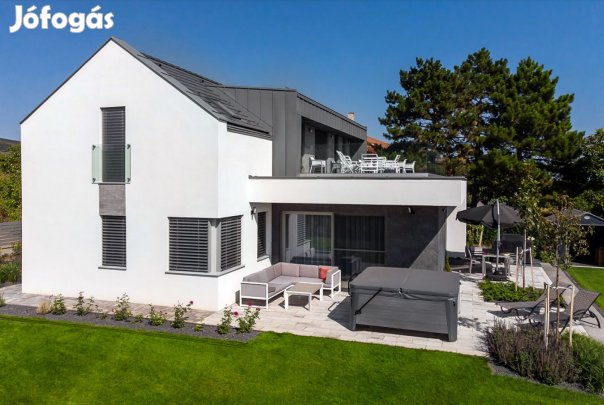 Balatoni panorámás, újszerű ingatlan Balatonfüreden eladó